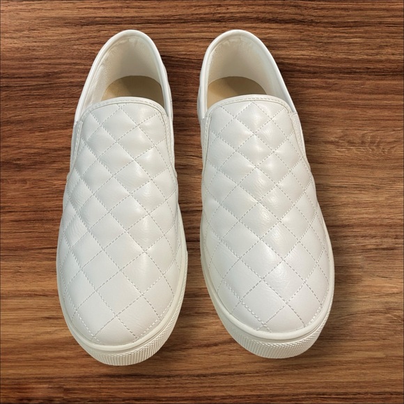 Dreampairs Classic White Quilted Slip-On Sneakers - Picture 3 of 9